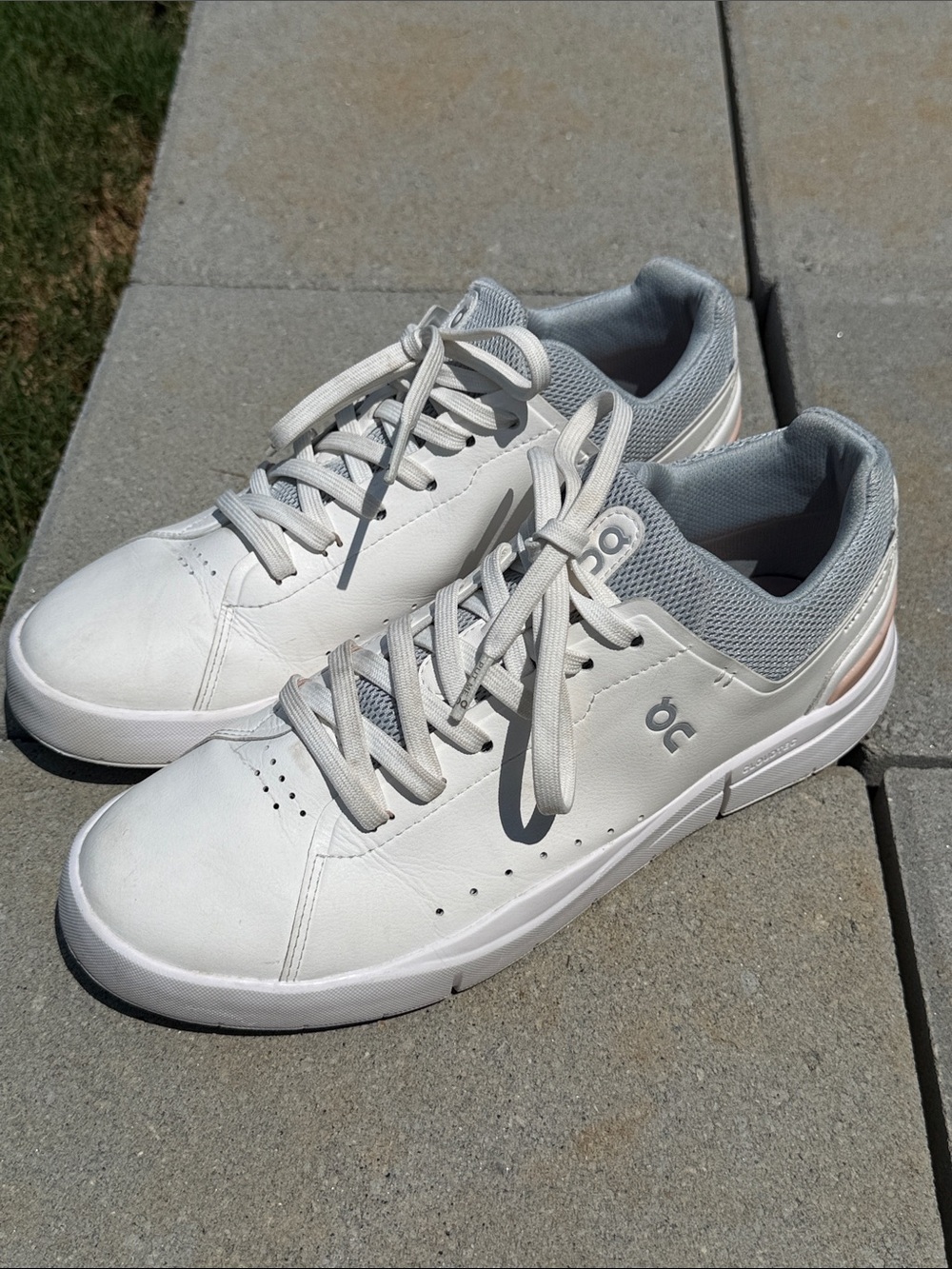 On Cloud The Roger Advantage Women's Sneakers in White and Light Gray Size 9.5